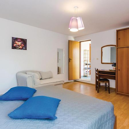Beautiful Home In Oslje With Kitchen エクステリア 写真