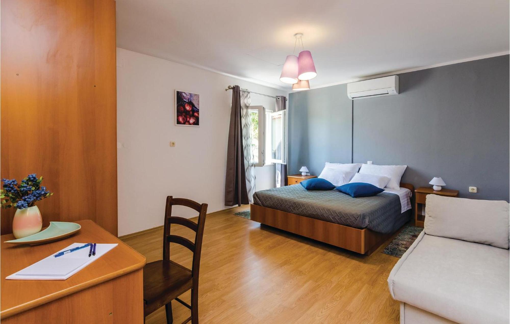 Beautiful Home In Oslje With Kitchen エクステリア 写真