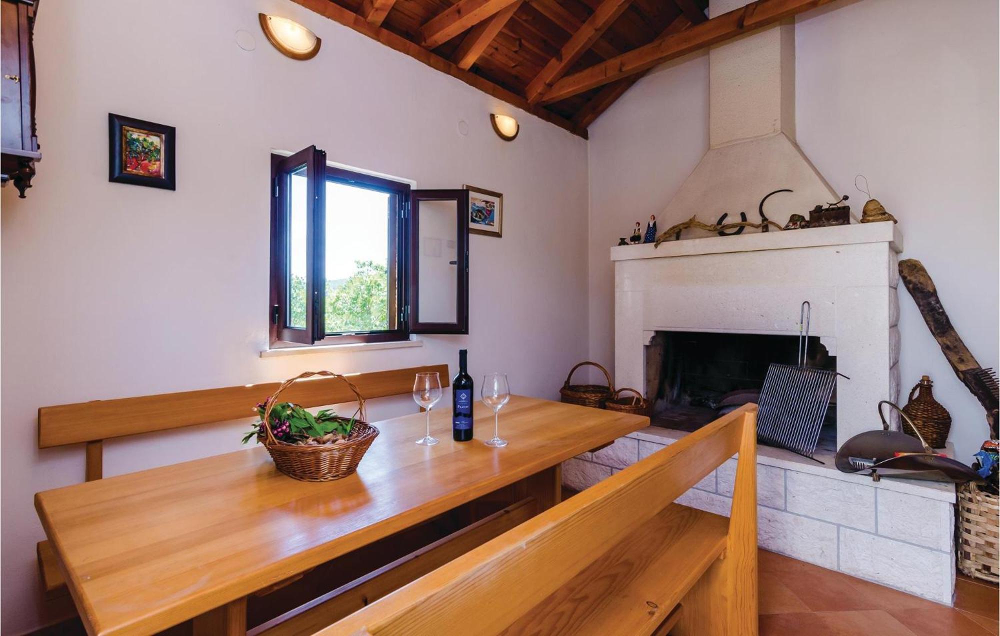 Beautiful Home In Oslje With Kitchen エクステリア 写真