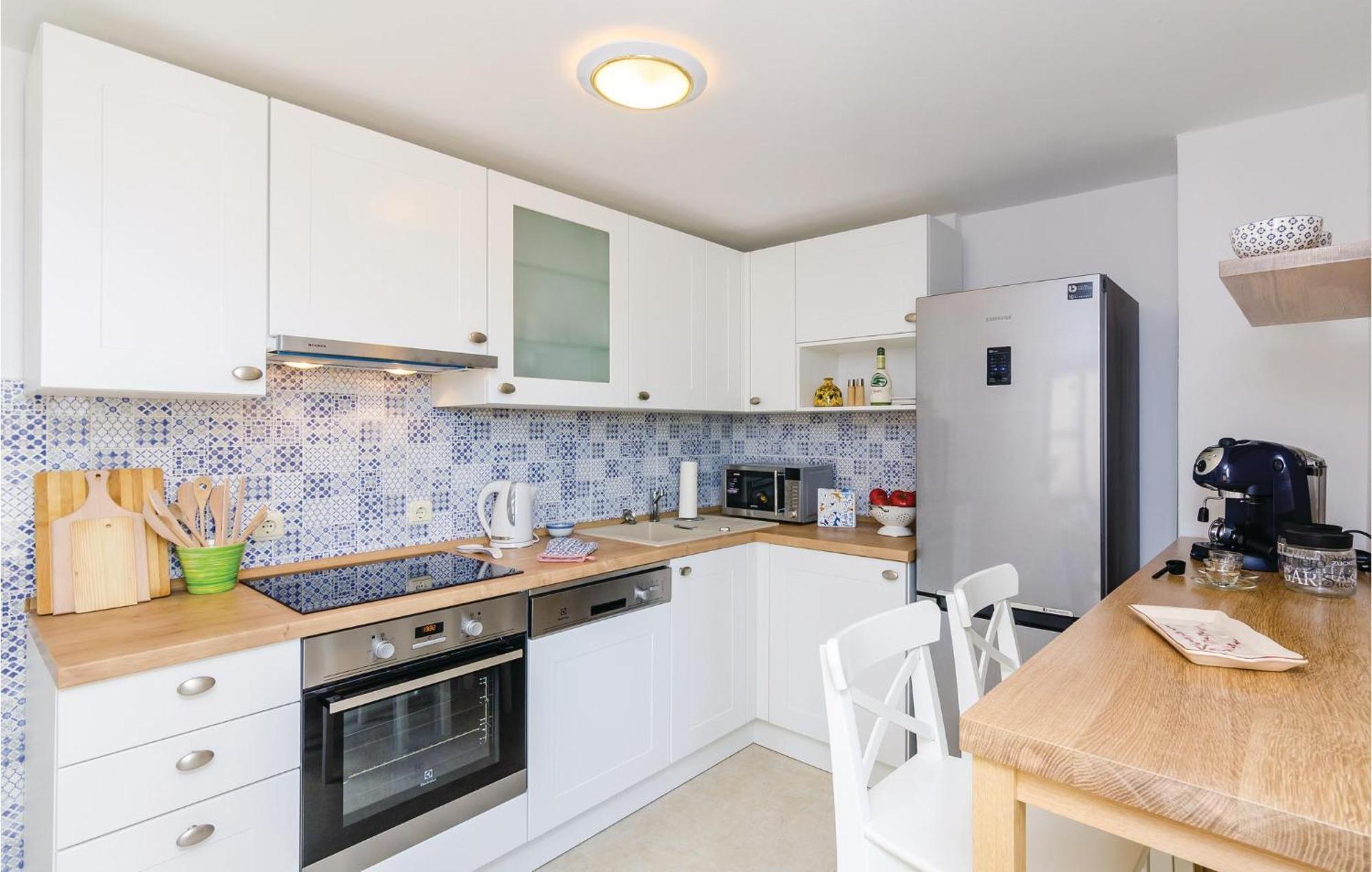 Beautiful Home In Oslje With Kitchen エクステリア 写真