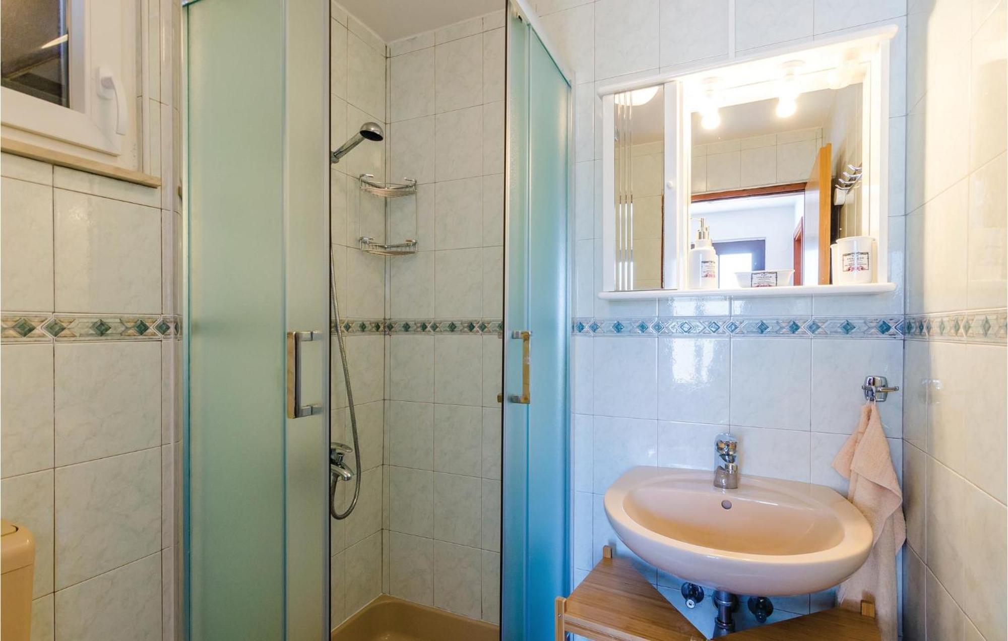 Beautiful Home In Oslje With Kitchen エクステリア 写真