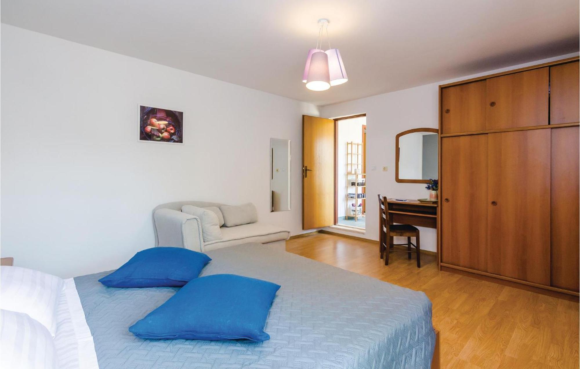 Beautiful Home In Oslje With Kitchen エクステリア 写真