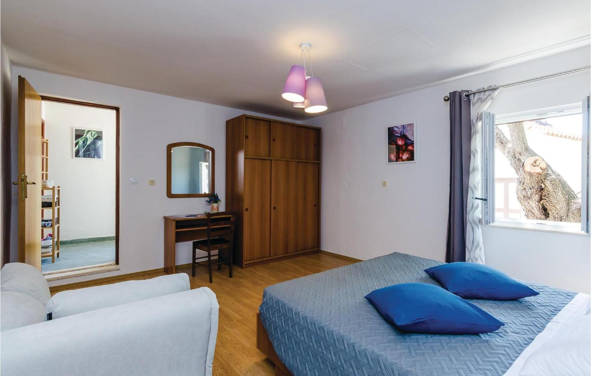 Beautiful Home In Oslje With Kitchen エクステリア 写真